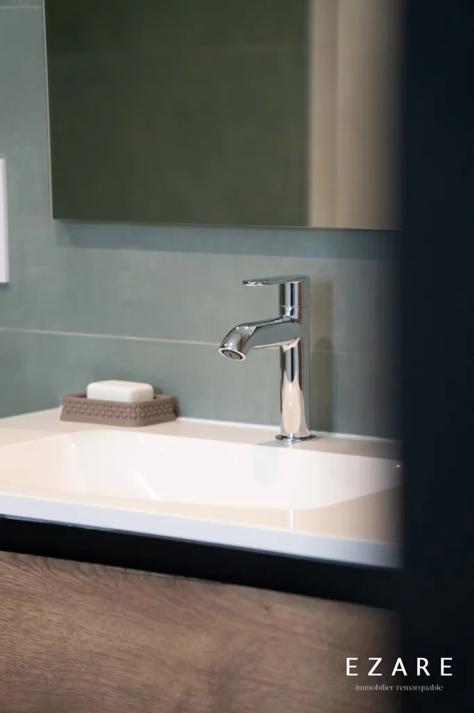 Salles de bain - Maison design avec piscine à la Côte de Beaune