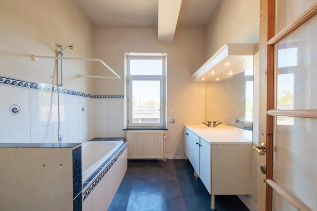 Salles de bain - Manoir à Rénover avec Jardin à Avernas
