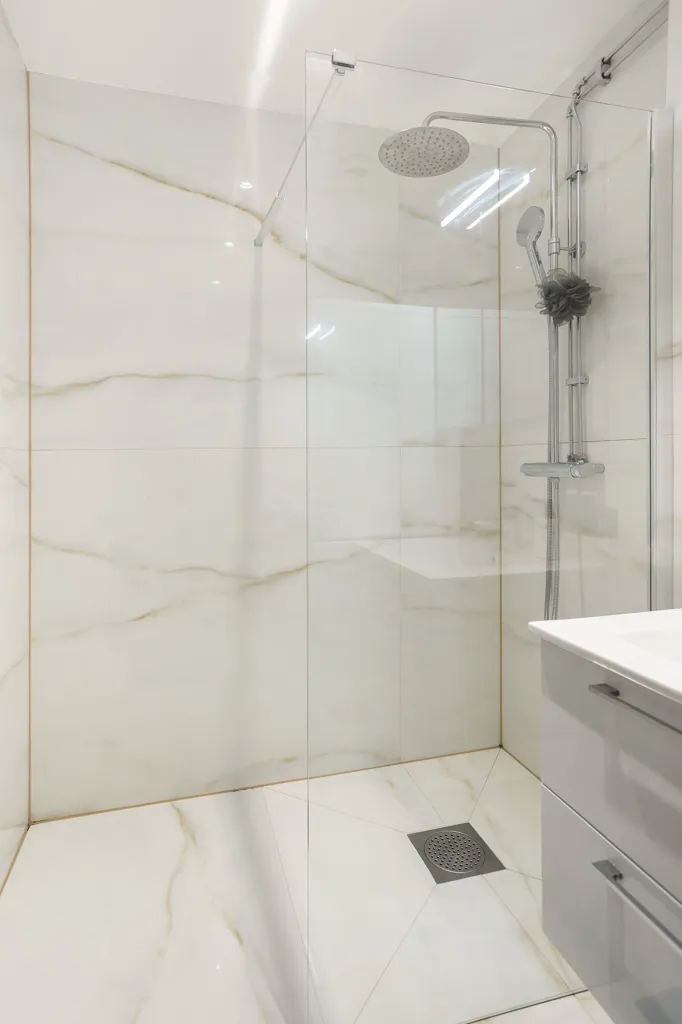 Vannitoad - Renovated Two-Bedroom with Balcony in Trelleborg