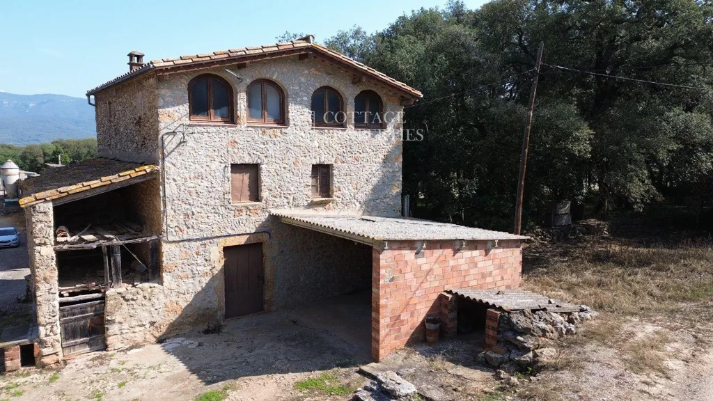 Õhuvaade - Historic Farmhouse with Renovation Potential in Serinyà