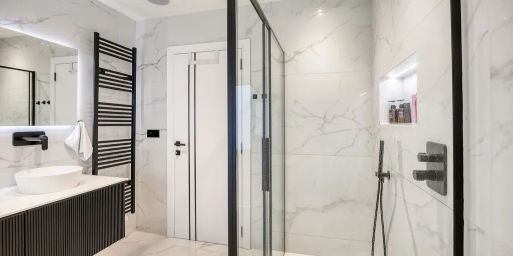 Bathrooms - Mixed-Use Property with Garden in Broechem