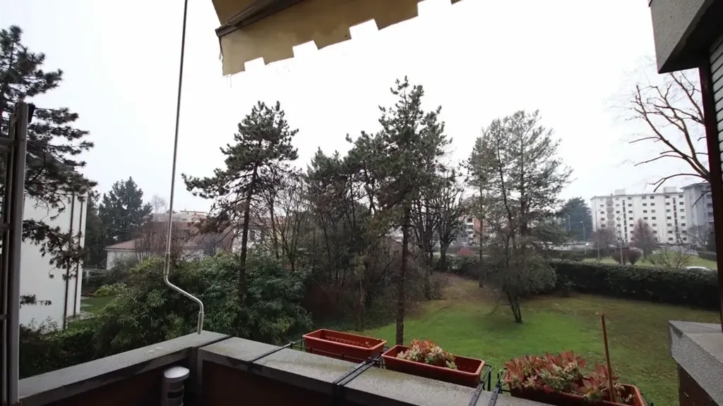 Balcony - Four-Bedroom Apartment with Balcony in Monza