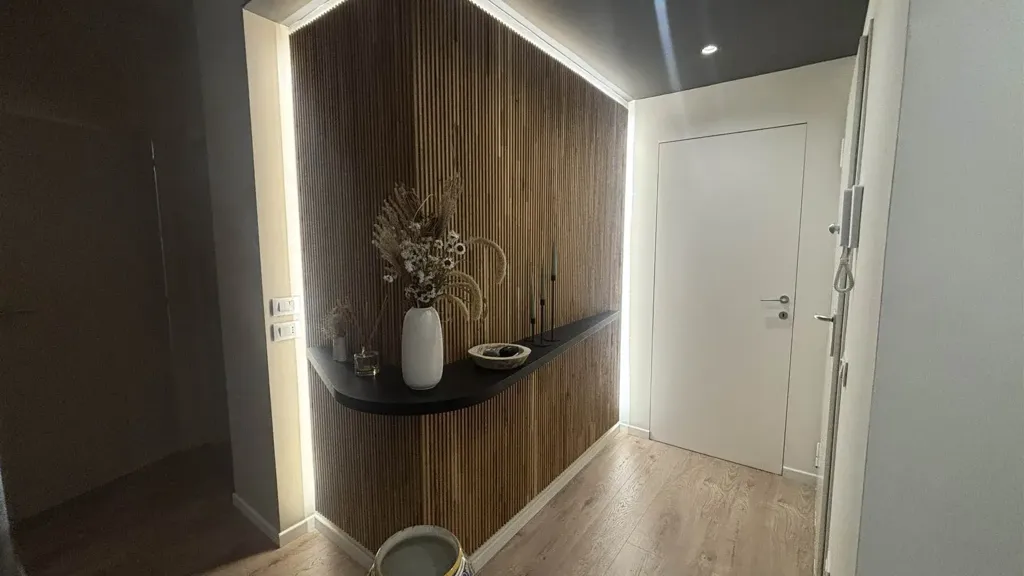 Esik - Modernised Triplex with Balcony in Florence