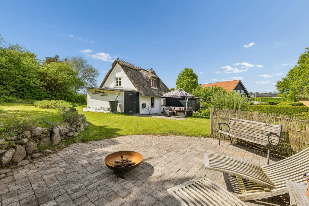 Aed - Straw-Thatched Cottage with Forest View in Odense
