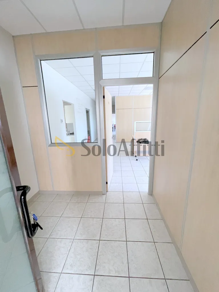 Entrée - Office with Open Space in Osimo