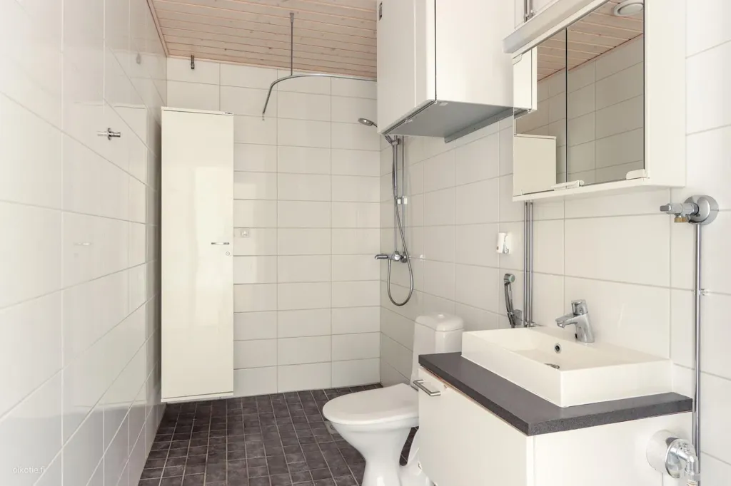 Salles de bain - Efficiently Designed Apartment with French Balcony in Järvenperä
