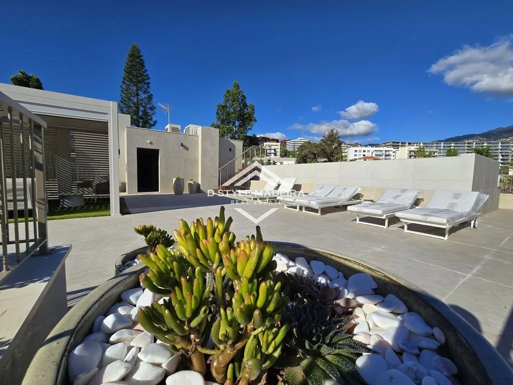 Terrace - Luxury Flat with Pool in Funchal, Madeira