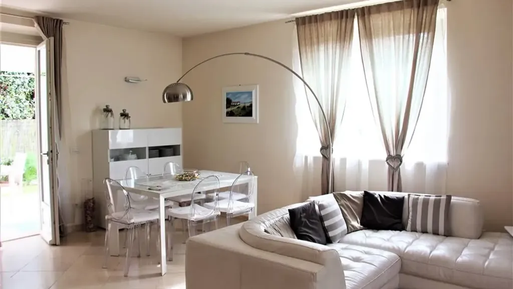Elutuba - Bifamiliar Villa with Seafront Proximity in Forte Dei Marmi