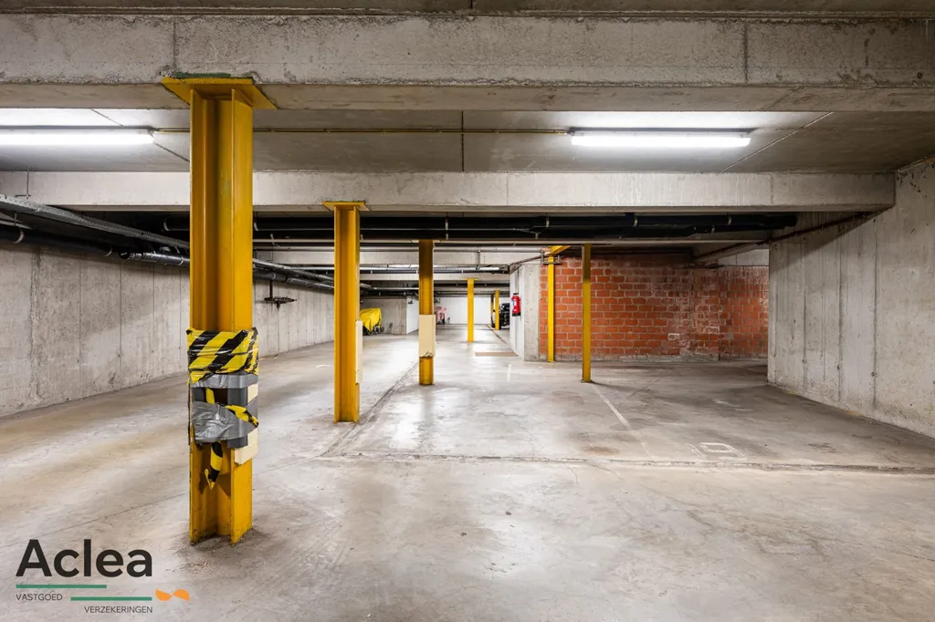 Garage - Appartement avec 2 Terrasses au Centre d'Eeklo