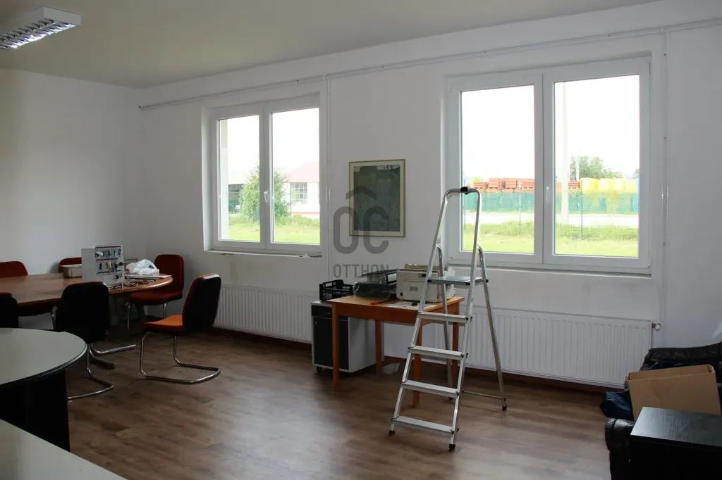 Bureau - Commercial Space with Utilities in Keszthely