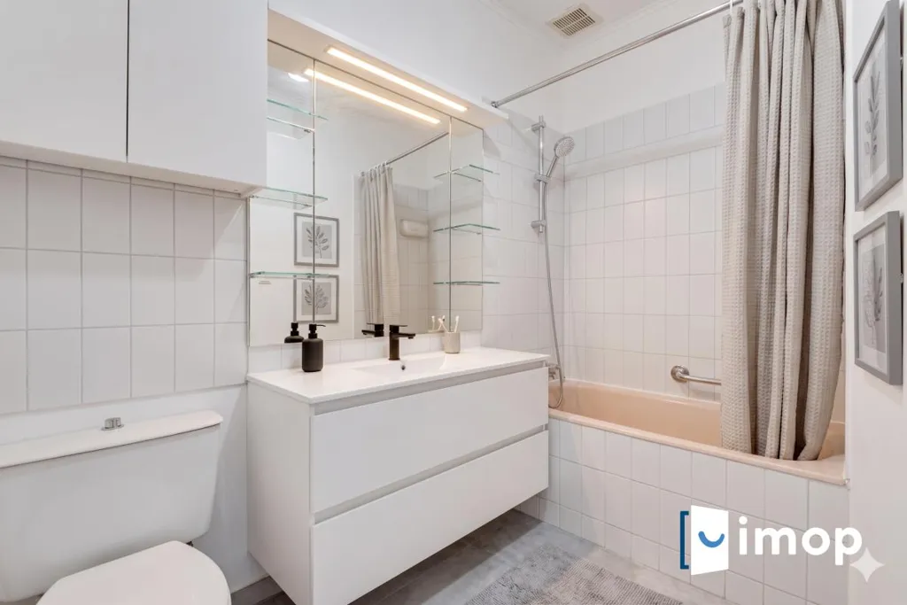 Salles de bain - 2 Pièces Rue Blondel avec Ascenseur à Paris