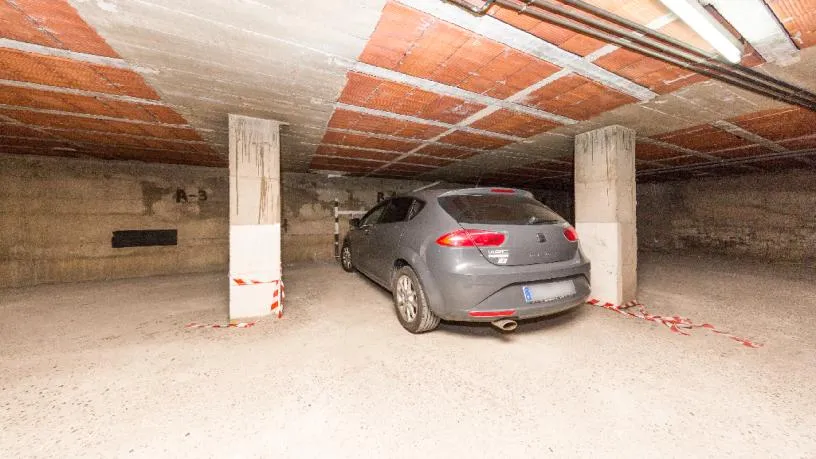 Garage - Parking Space in Central Manlleu