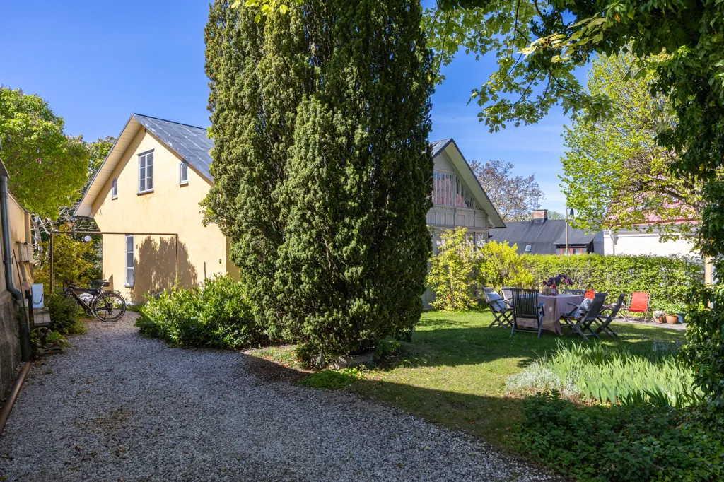 Aed - Historic Villa with Courtyard in Visby