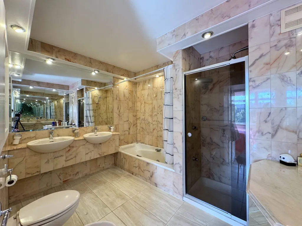 Salles de bain - Maison 4 chambres à Camden