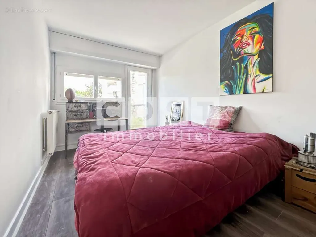 Bedrooms - Luxury Flat with Balcony in Courbevoie
