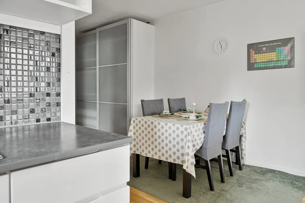 Söögituba - Apartment with West-Facing Balcony in Central Location