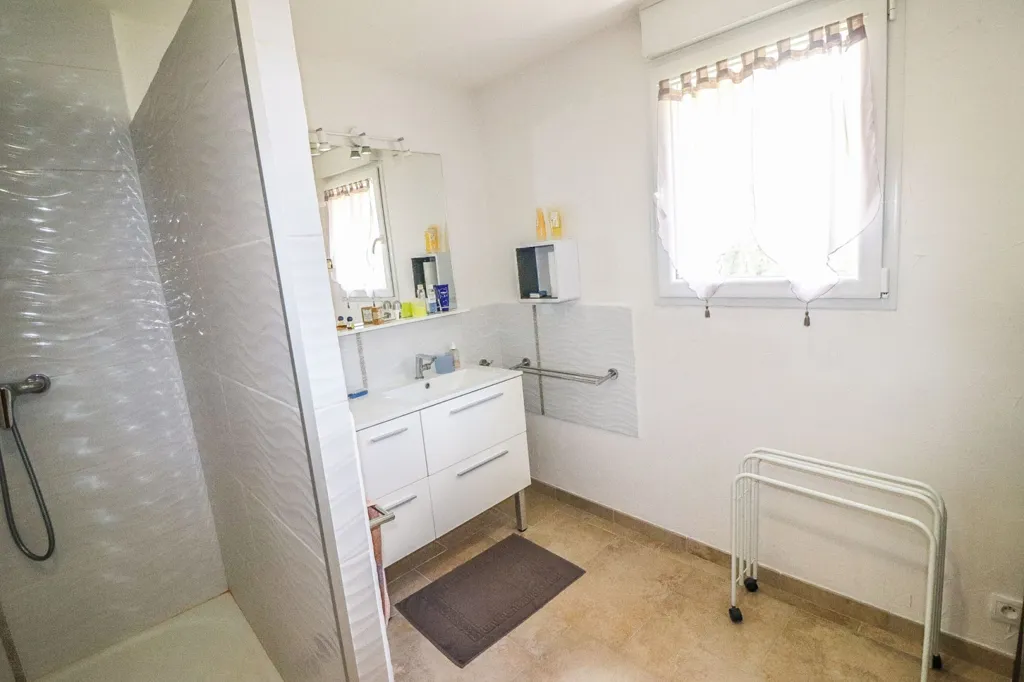Salles de bain - Propriété avec Piscine et Jardin Paysager à Flayosc