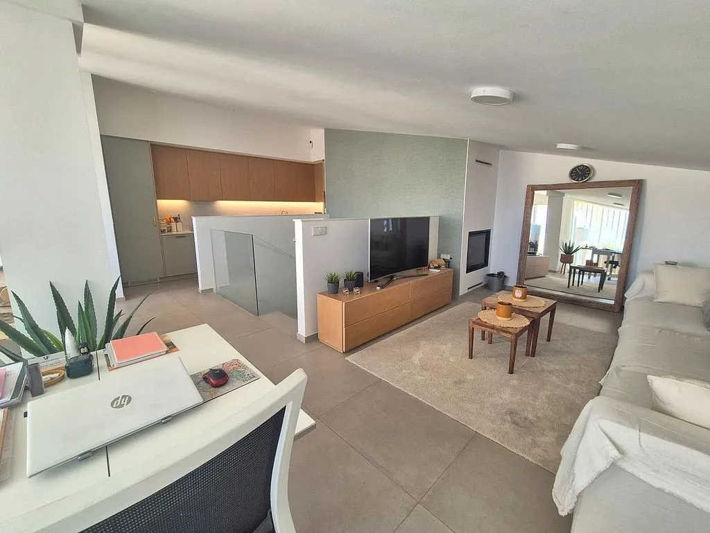 Salón - Ático duplex con terraza en Carrer de l'Estatut Valencià