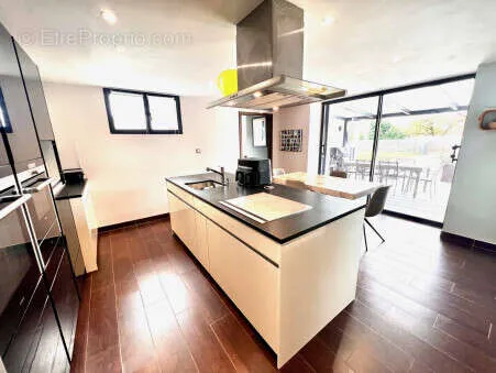 Cuisine - Maison d'Architecte avec Piscine près de la Forêt
