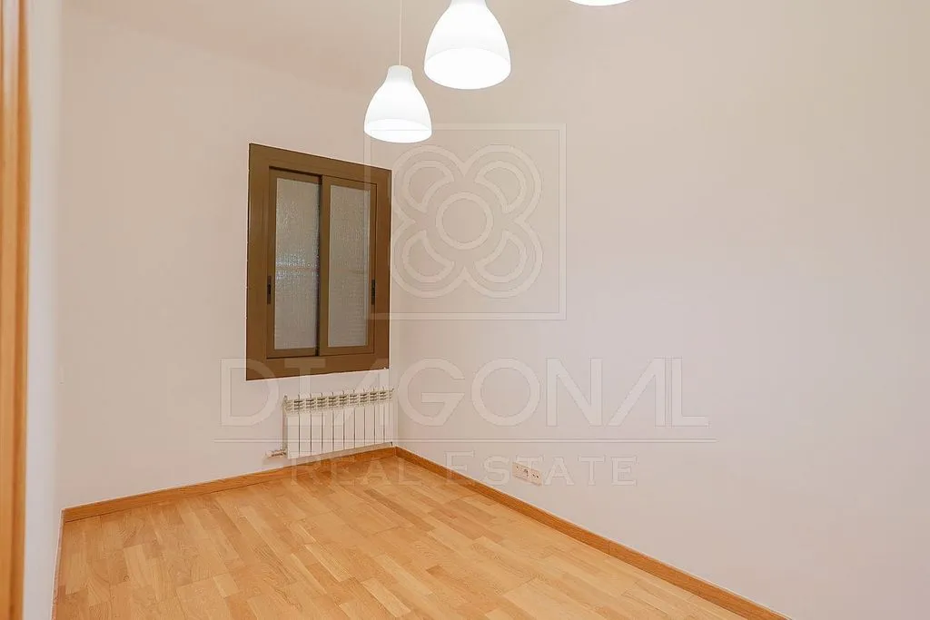 Rooms - 3-Bed Apartment with Garden View in La Nova Esquerra