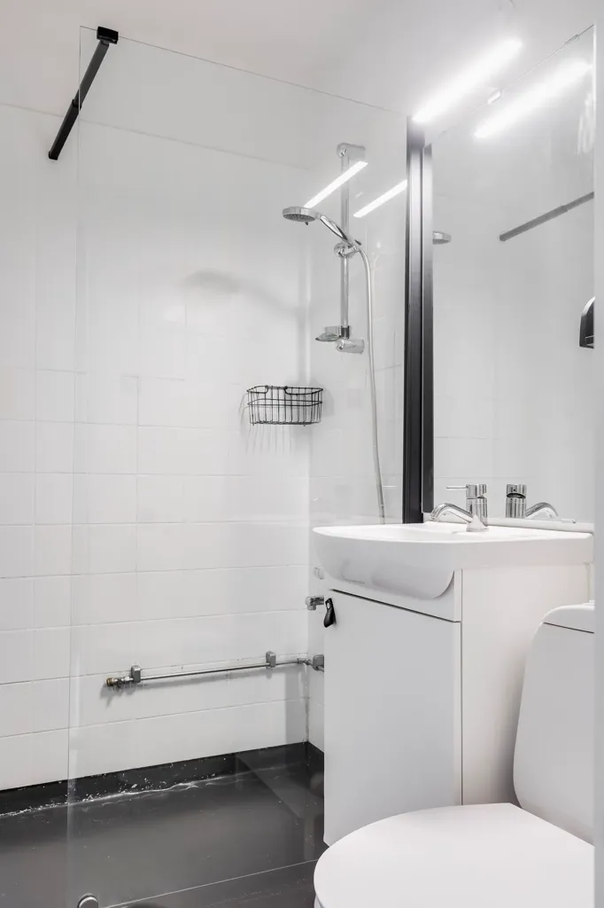Bagni - Modern Two-Bedroom Flat with South-Facing Balcony