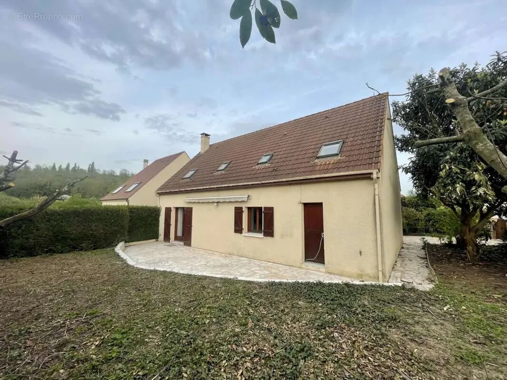 Exterior - 5-Bedroom House with Garden in Chelles