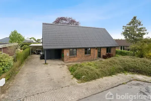 Exterior - 1978 Villa with Rødstens Facade in Thorsø