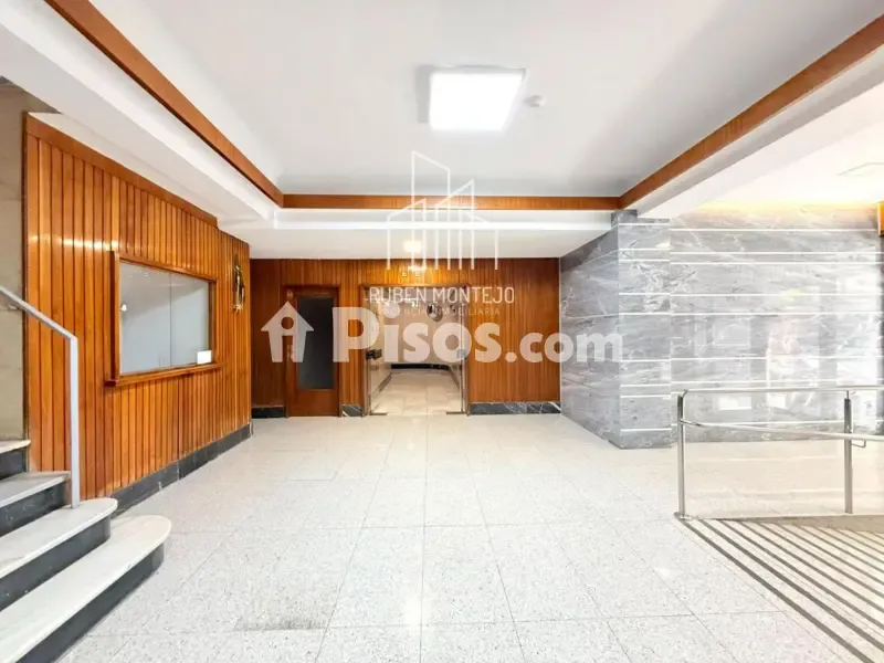 Esik - Student Flat with Balcony in Avenida de Mirat