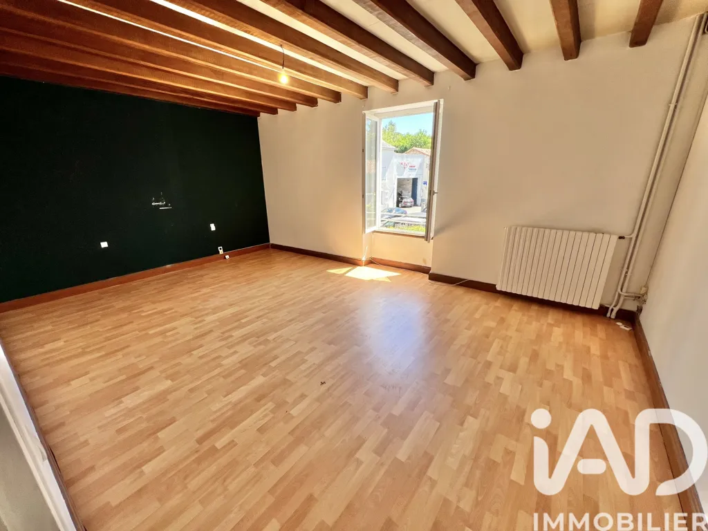 Rooms - Spacious Townhouse with Terrace in Charroux
