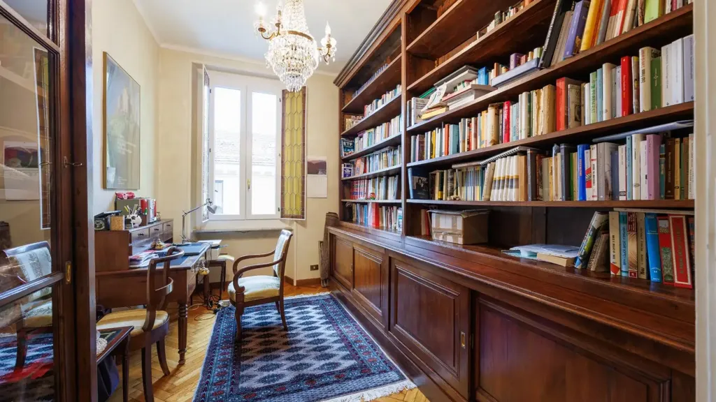 Bureau - Period Apartment with Balcony in Turin