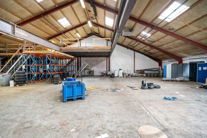 Stanze - Warehouse with Additional Space in Huginnsvæg