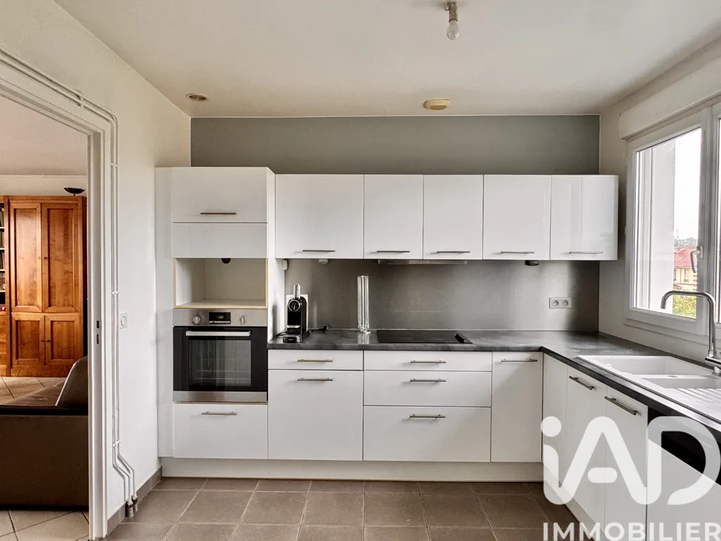 Cucina - 3-Bed Flat with Private Parking in Musicians' Quarter