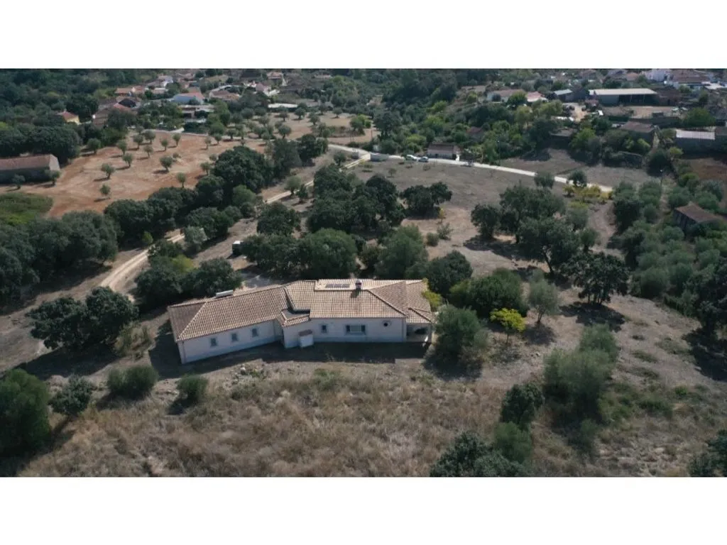 Õhuvaade - Luxury Farmhouse with Traditional Architecture in Advagar