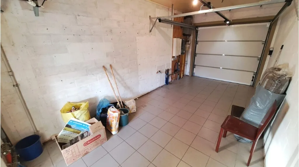 Garaaž - Spacious 3-Bedroom House with Garden in Dudzele