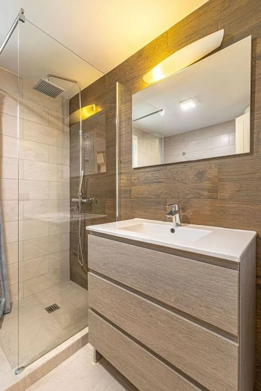Salles de bain - Traditional Chalet with Pool in Las Chapas, Marbella