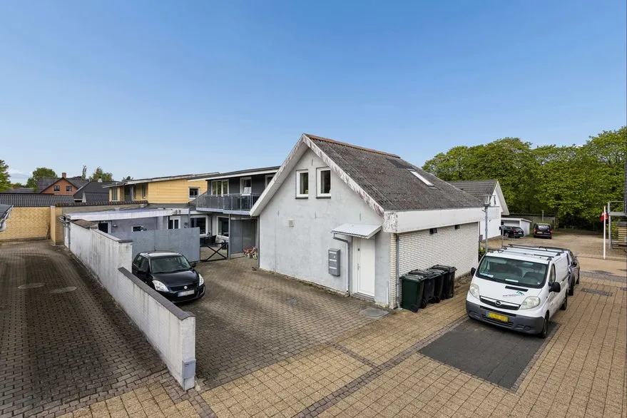 Välivaade - Mixed-Use Property with Garden in Ejstrupholm