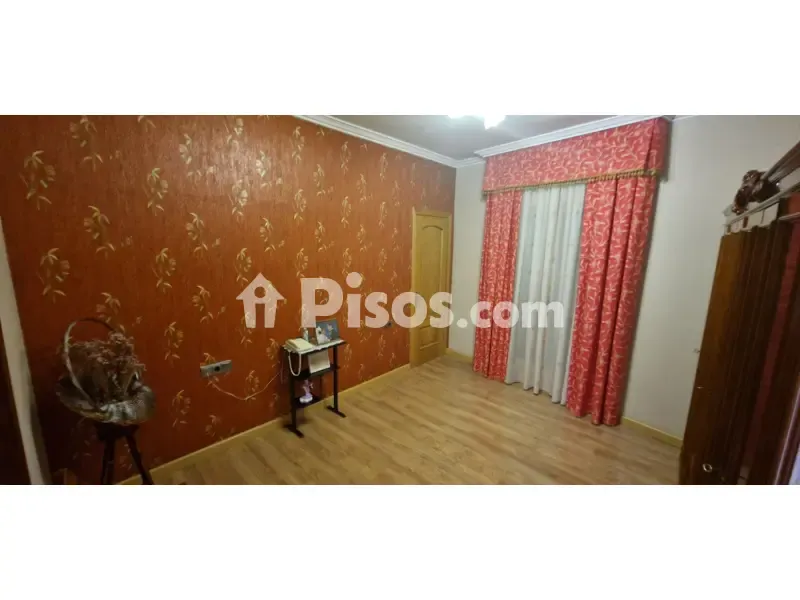 Chambres - Three-Bedroom House with Private Garden in Central District