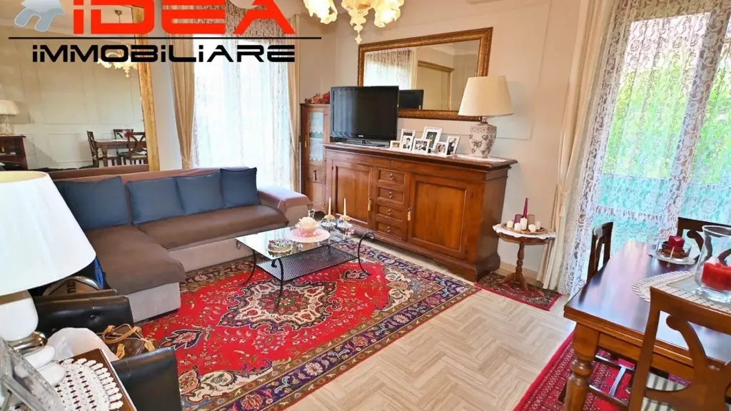 Living Room - Five-Bedroom Apartment with Balcony in Modena
