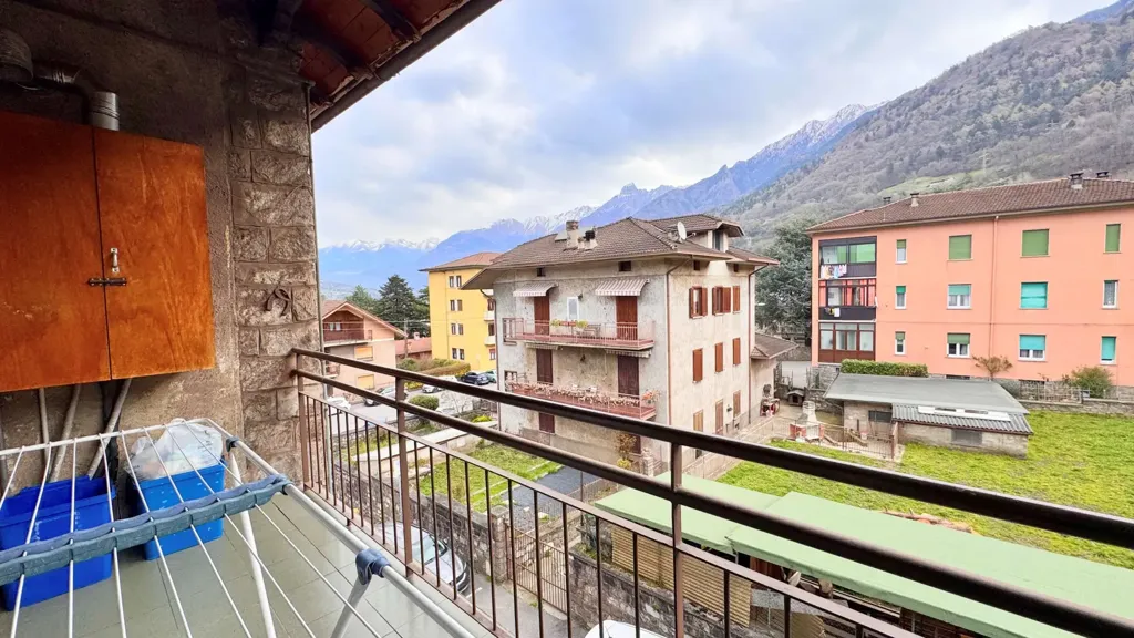 Balcone - Three-Room Apartment with Balcony in Breno