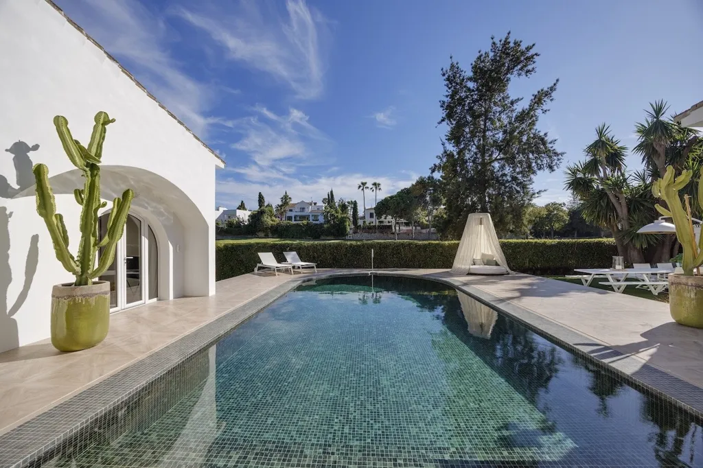 Piscine - Renovated Villa with Mountain View in Marbella