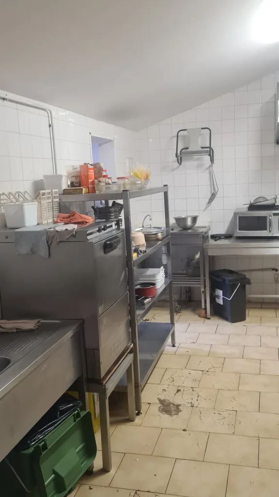 Cuisine - Ensemble Maison + Restaurant avec Terrasse à Clermont-l'Hérault