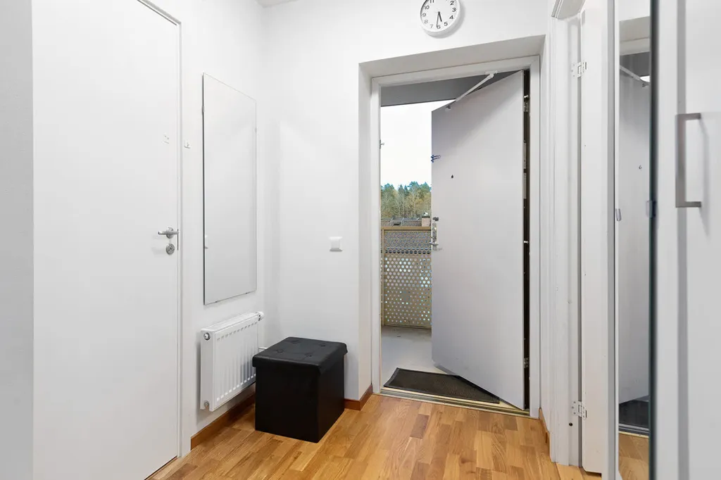 Esik - Modern Flat with City Access in Järfälla