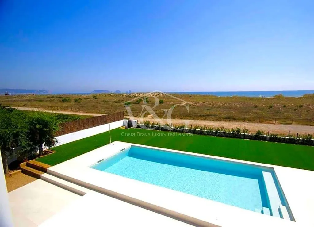 Bassein - Seafront Villa with Pool in Mas Pinell