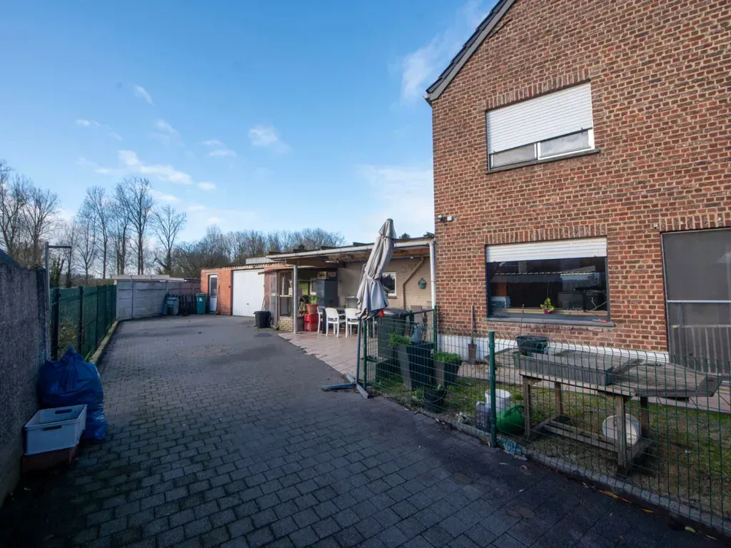 Extérieur - Maison Indépendante avec Garage et Jardin à Haaltert