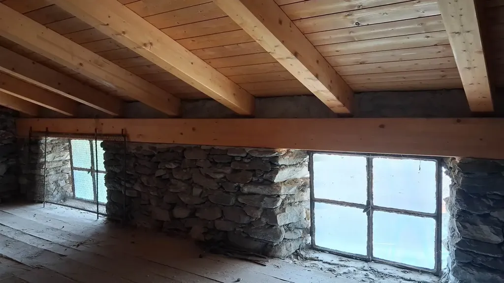 Toad - Quadrilocale to Renovate in Samolaco