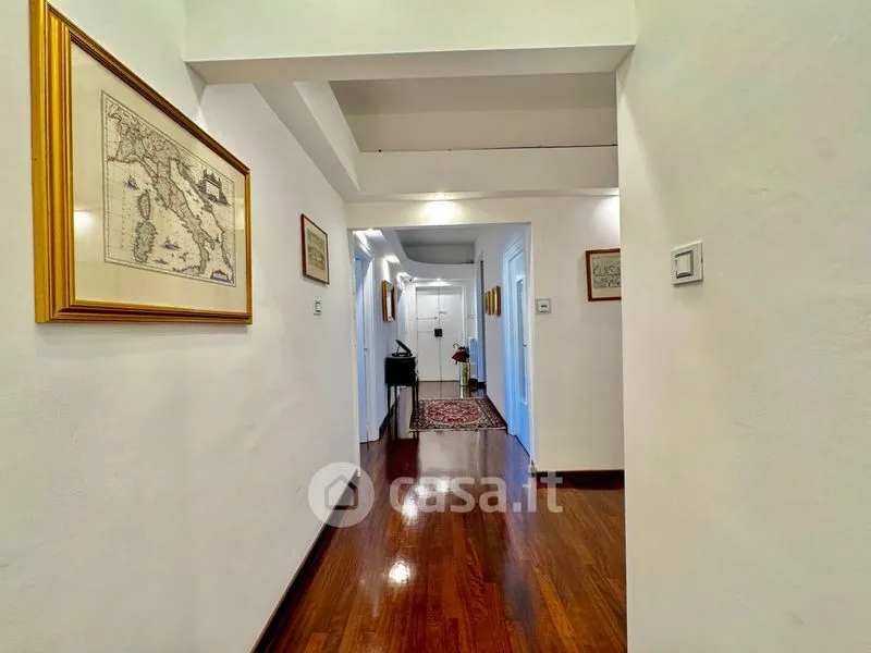 Esik - Four-Room Apartment with Balcony in Benevento