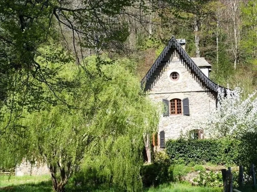Extérieur - Moulin Auvergnat avec Piscine près d'Aurillac