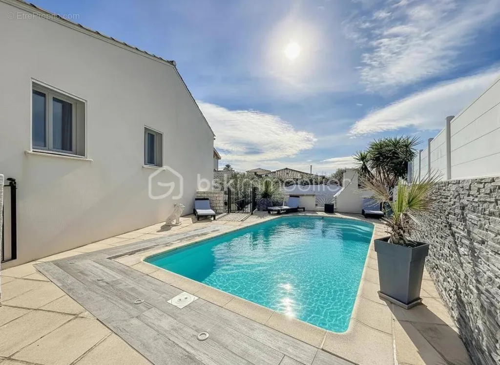 Pool - Villa with Pool and Garage in Cournonsec
