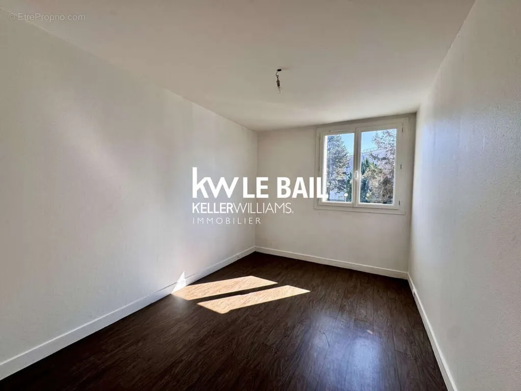 Pièces - Appartement avec Balcon et Garage à Pontoise