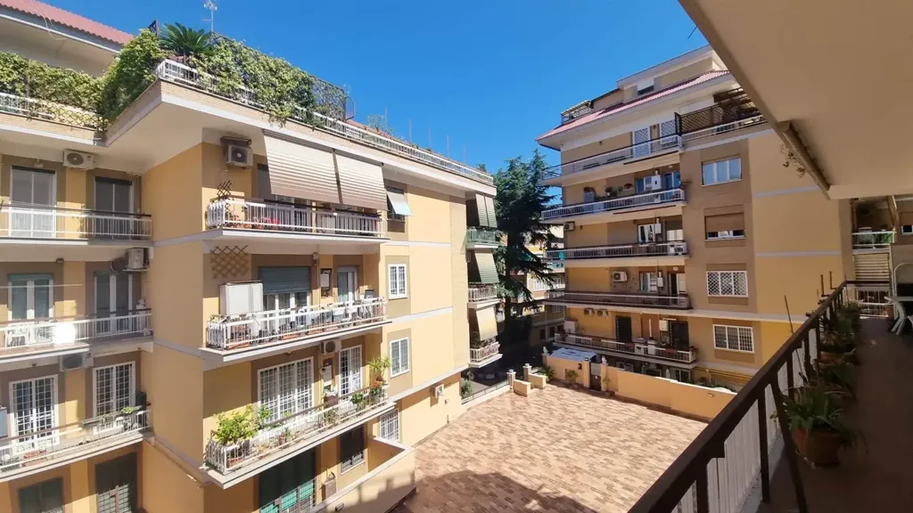 Balcon - Three-Bedroom Apartment with Balcony in Talenti, Rome